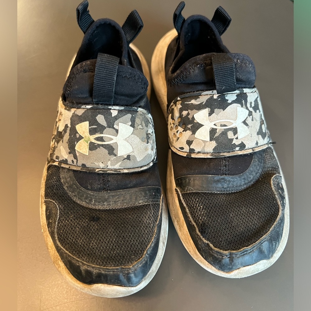 Boys Under Armour slip on running shoe size 1y.
